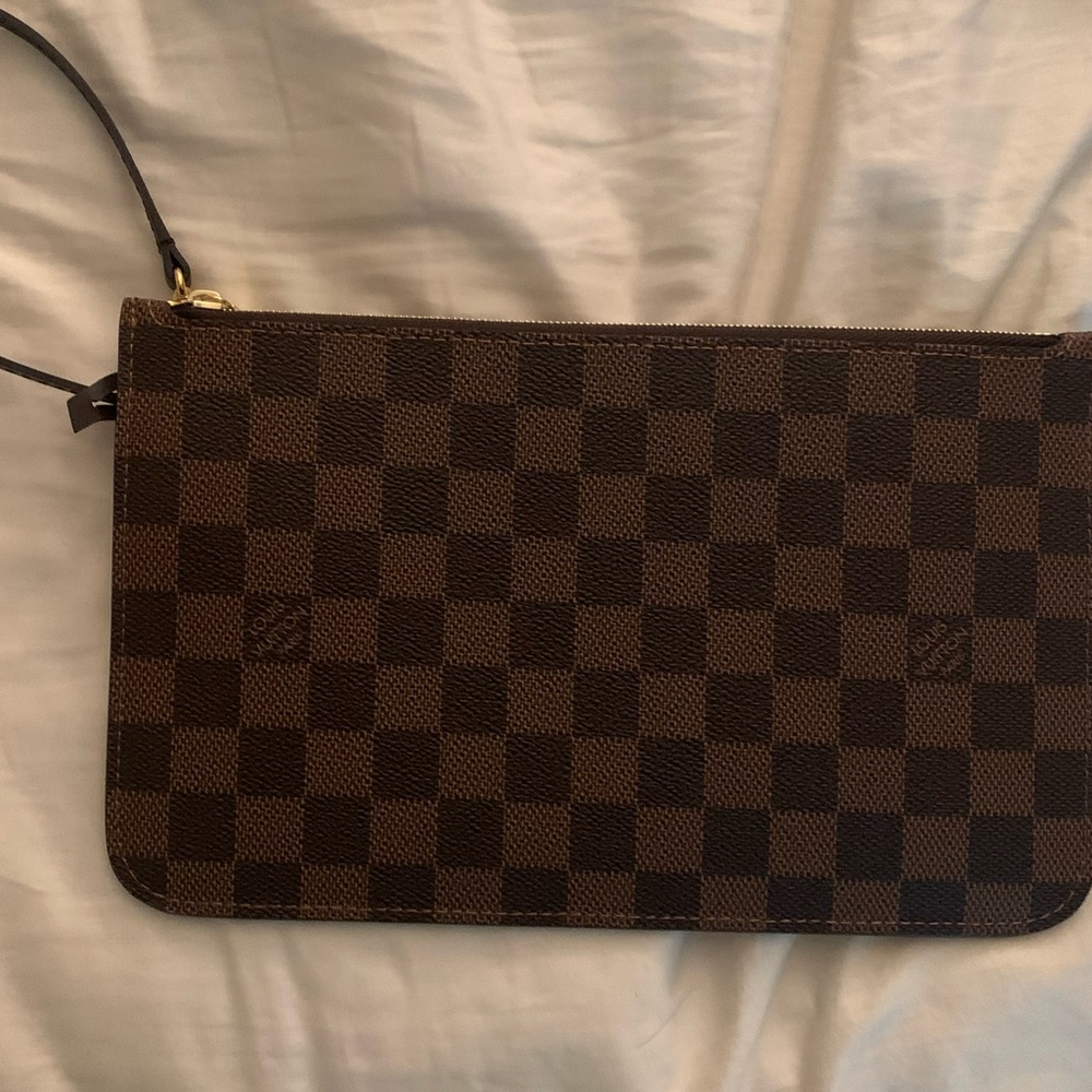 LOUIS VUITTON
Damier Ebene Neverfull MM Pochette